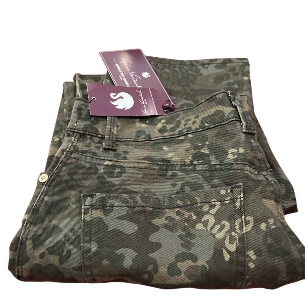 Gloria Vanderbilt Amanda stretch camo pants Sz.6 short NWT